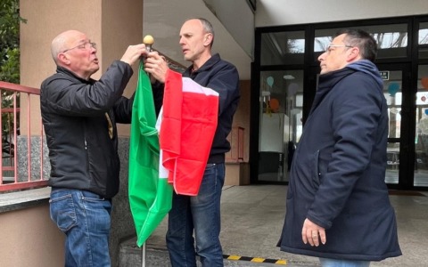 La bandiera italiana riapre la scuola