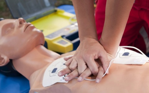 Un defibrillatore salva una donna di 71 anni dall’arresto cardiaco