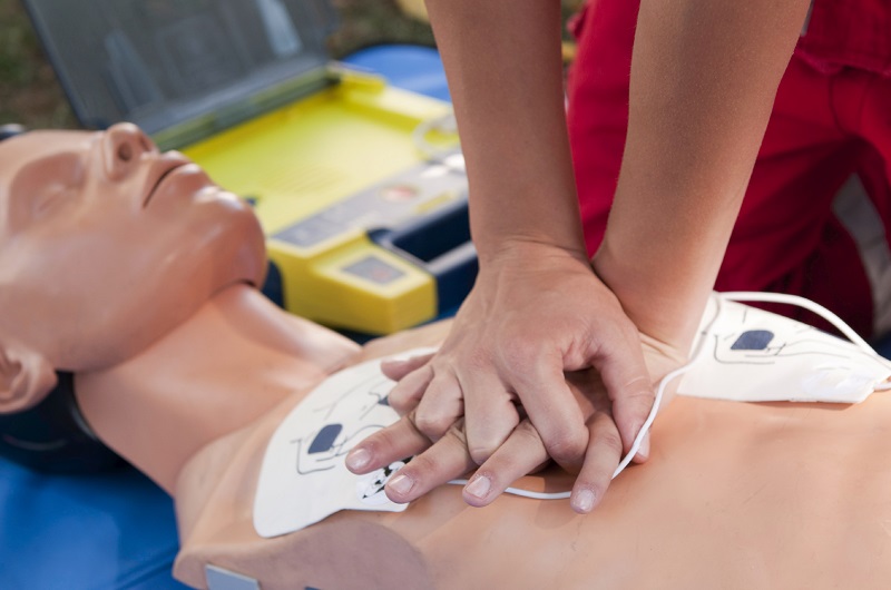 Un defibrillatore salva una donna di 71 anni dall’arresto cardiaco