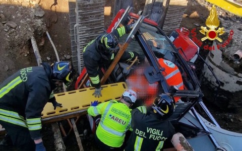 Un operaio trasportato in ospedale dopo la caduta di una ruspa