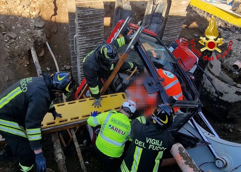 Un operaio trasportato in ospedale dopo la caduta di una ruspa