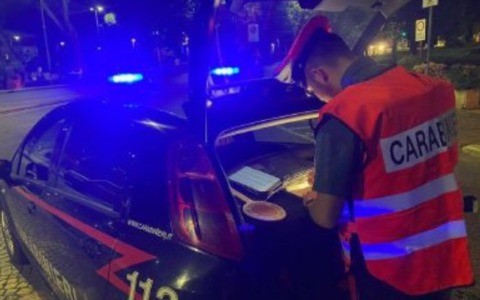Arrestato dai Carabinieri: trovati droga, denaro e un bastone con catena