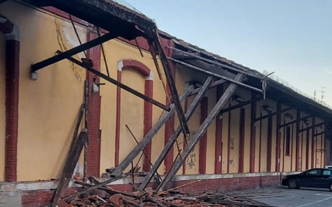Crollo della tettoia all’ex magazzino della stazione