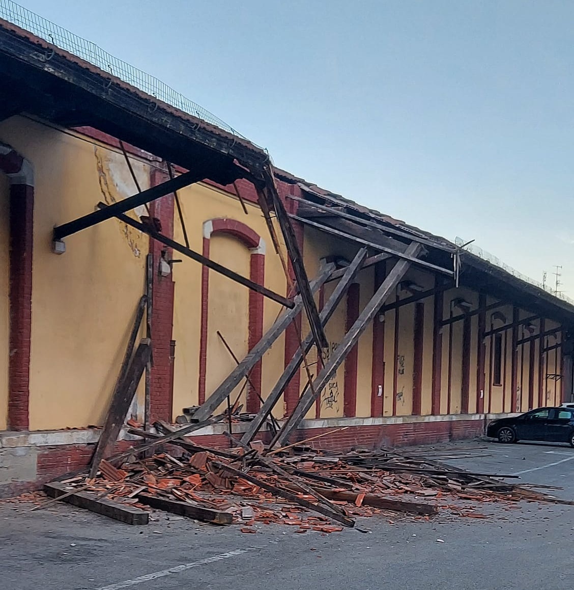 Crollo della tettoia all’ex magazzino della stazione