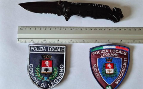 Denunce per porto di coltello e fuga in monopattino a Legnano