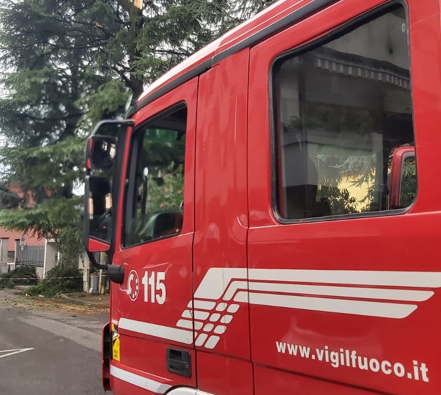 Fiamme in un casolare abbandonato a Parabiago: nessun ferito