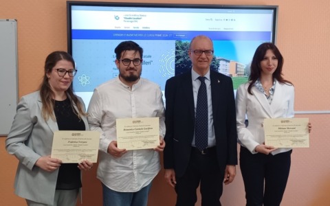 Il ministro Valditara rende omaggio ai professori del Liceo Cavalleri dopo un intervento decisivo