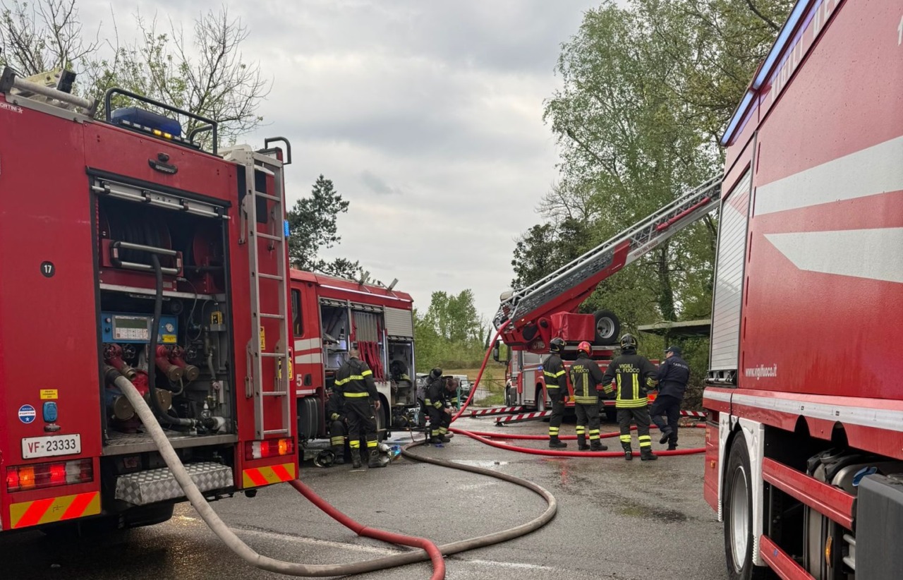 Incendio in casa a Turbigo: due persone e un cane salvati dai vigili del fuoco