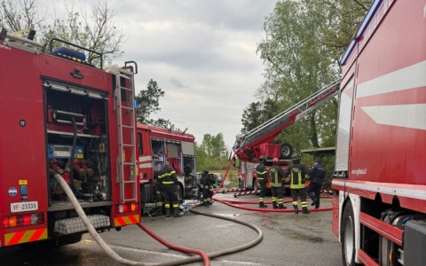 Incendio in casa a Turbigo: due persone e un cane salvati dai vigili del fuoco