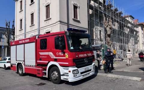 Recupero degli oggetti nella palazzina evacuata per l’incendio