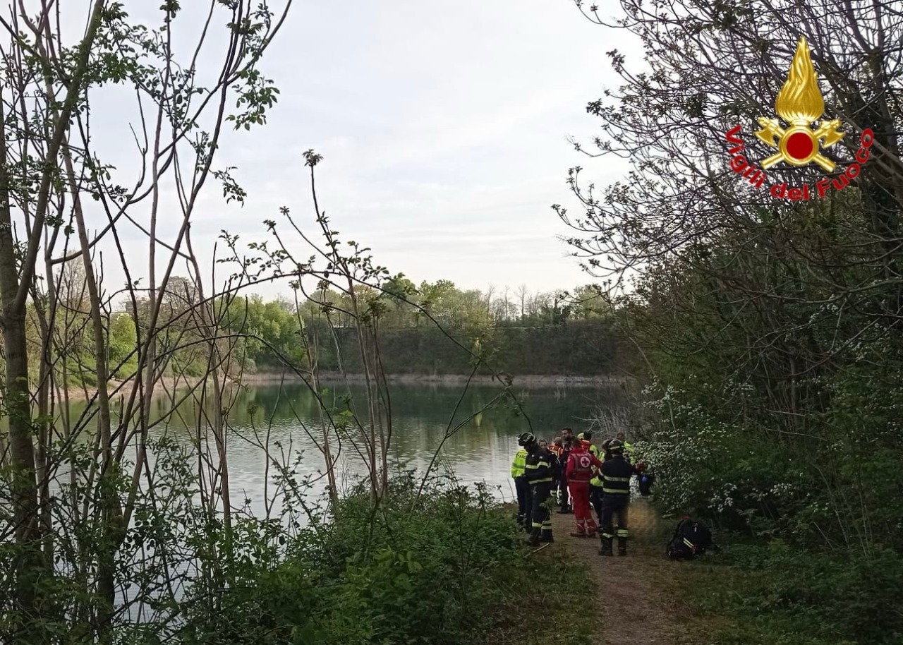 Un corpo ritrovato in un’auto nel laghetto di Nerviano