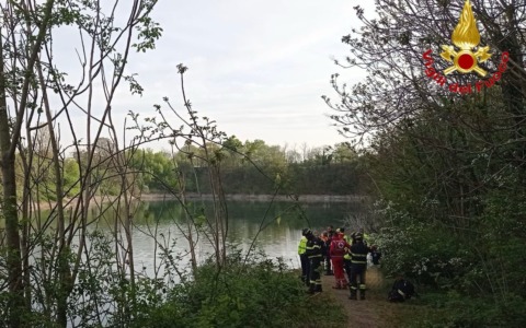 Un corpo ritrovato in un’auto nel laghetto di Nerviano