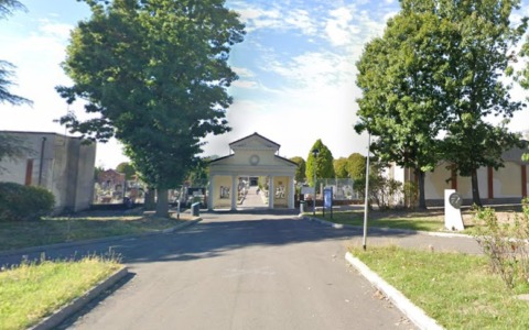 Un funerale interrotto dal degrado: l’operatore si presenta in ciabatte