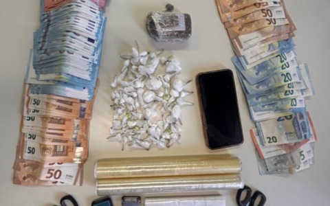 Arrestato pusher con 100 dosi di droga nel parcheggio di un supermercato