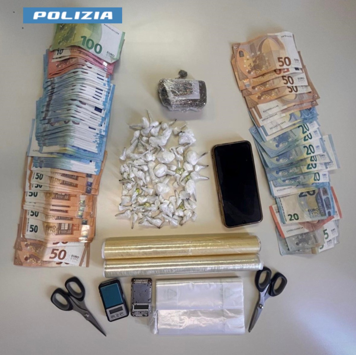 Arrestato pusher con 100 dosi di droga nel parcheggio di un supermercato