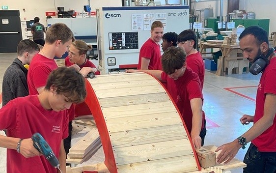 ASLAM firma la scenografia del TEDx Legnano con un ponte in legno