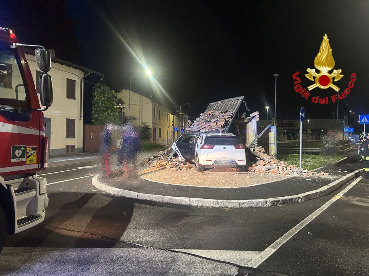 Auto fuori strada colpisce cappella votiva