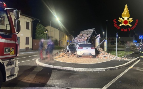 Auto fuori strada colpisce cappella votiva