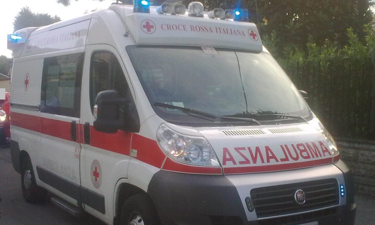Docente colpito alla testa durante rissa tra allievi: trasportato in ospedale