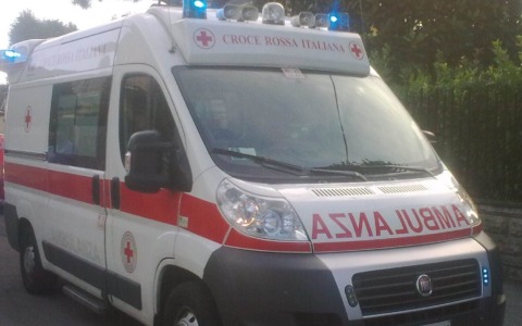 Docente colpito alla testa durante rissa tra allievi: trasportato in ospedale