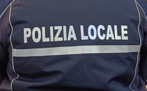 Un uomo fugge dalla Polizia Locale e si schianta contro una casa: l’auto prende fuoco