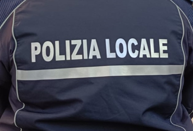 Un uomo fugge dalla Polizia Locale e si schianta contro una casa: l’auto prende fuoco