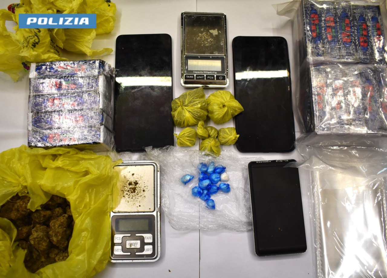 Arresto di un pusher albanese con hashish, cocaina e marijuana: consegne a domicilio smascherate
