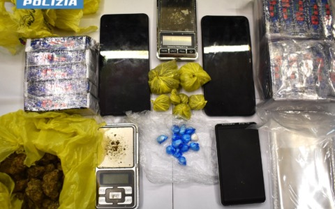Arresto di un pusher albanese con hashish, cocaina e marijuana: consegne a domicilio smascherate