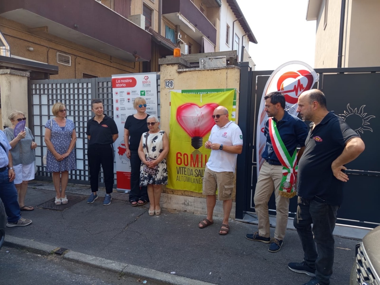 Due nuovi defibrillatori pubblici inaugurati a Legnano: uno in memoria di “Teto”