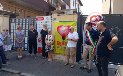 Due nuovi defibrillatori pubblici inaugurati a Legnano: uno in memoria di “Teto”