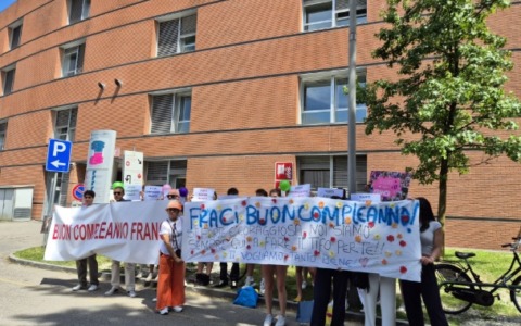 Francesca, sopravvissuta a Crans Montana, compie 17 anni
