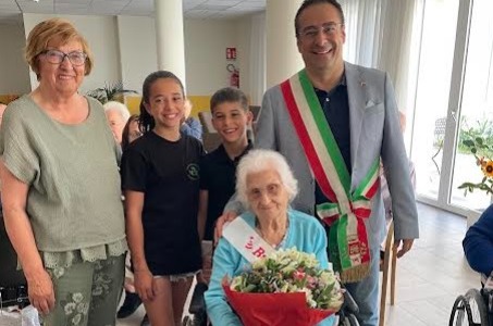Ida Novaro festeggia 100 anni con il sindaco Marco Zerboni