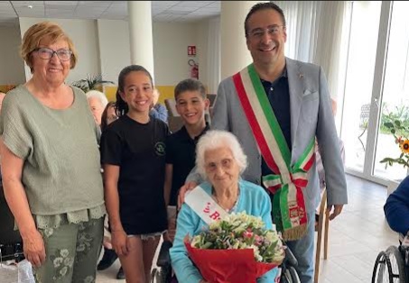 Ida Novaro festeggia 100 anni con il sindaco Marco Zerboni
