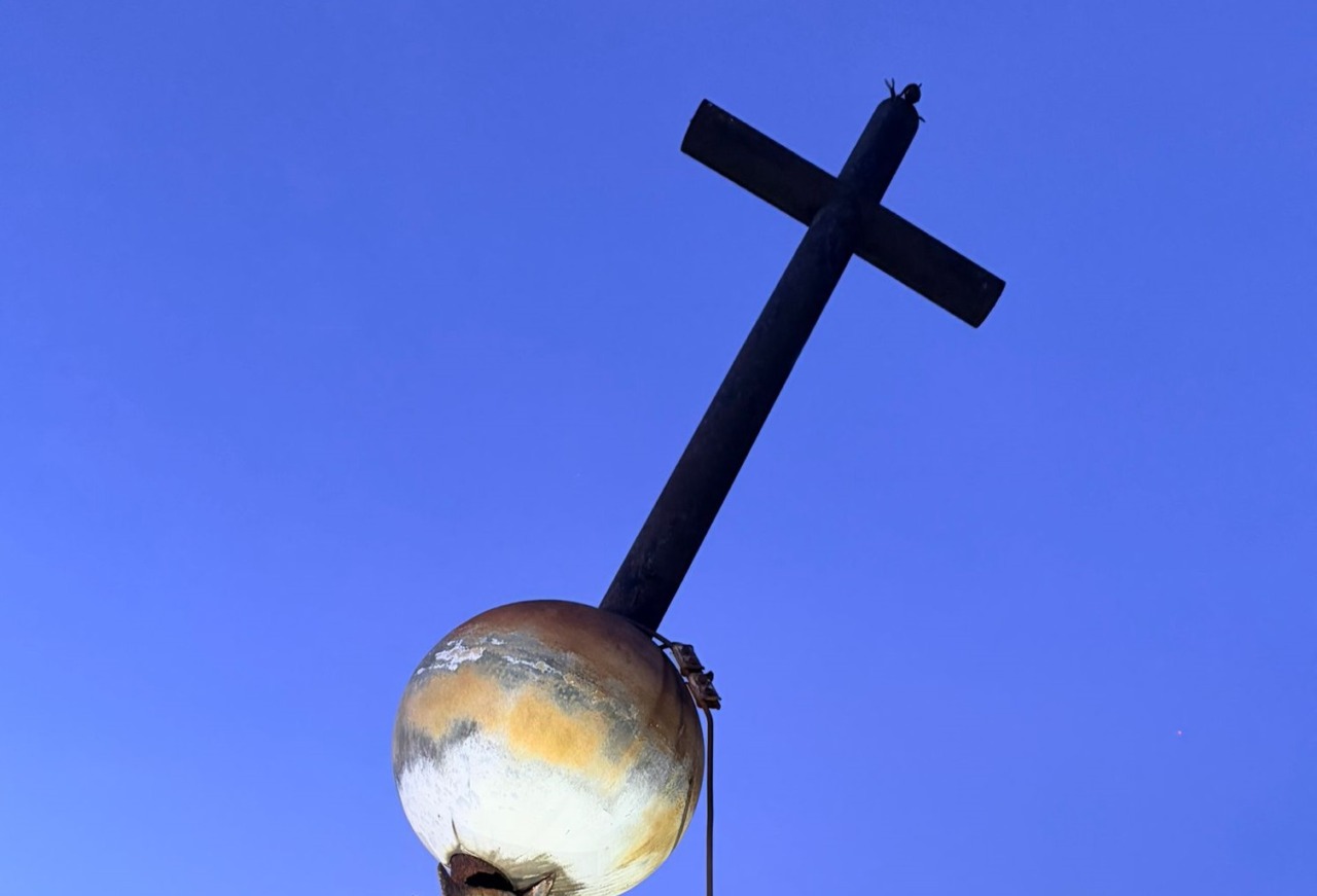 Maltempo provoca inclinazione della croce al Santuario della Boretta: evacuazioni in corso
