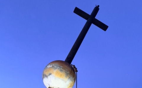 Maltempo provoca inclinazione della croce al Santuario della Boretta: evacuazioni in corso