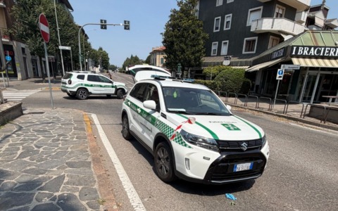 Un 39enne colto da malore alla guida si schianta contro un albero