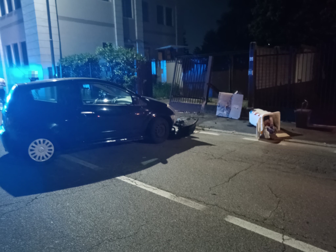 Un automobilista ubriaco si schianta contro il cancello dei Carabinieri
