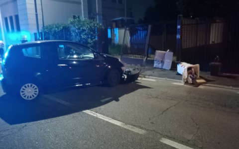 Un automobilista ubriaco si schianta contro il cancello dei Carabinieri