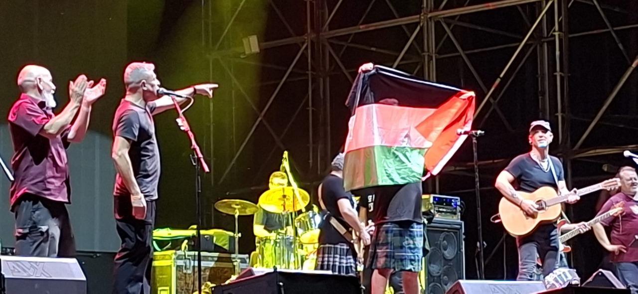 Bandabardò e Modena City Ramblers chiudono il “Rugby Sound” con un messaggio di libertà