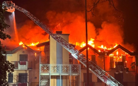 Cuggiono, incendio devasta palazzina: intervengono 30 Vigili del Fuoco