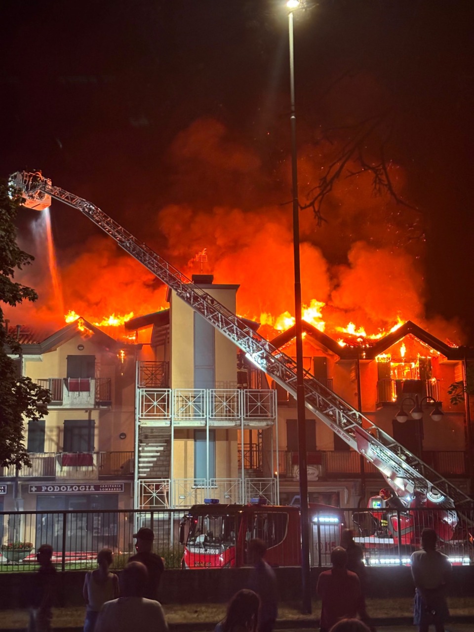 Cuggiono, incendio devasta palazzina: intervengono 30 Vigili del Fuoco