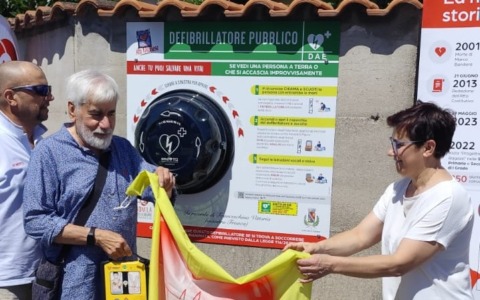 Inaugurato a Dairago un defibrillatore in memoria della maestra Franca