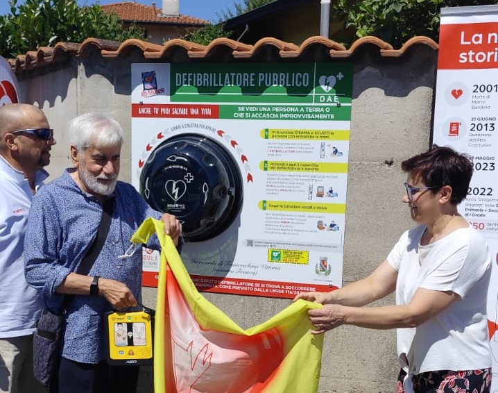 Inaugurato a Dairago un defibrillatore in memoria della maestra Franca