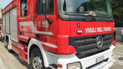 Incendio in un negozio di frutta e verdura a Turbigo: evacuate 11 persone