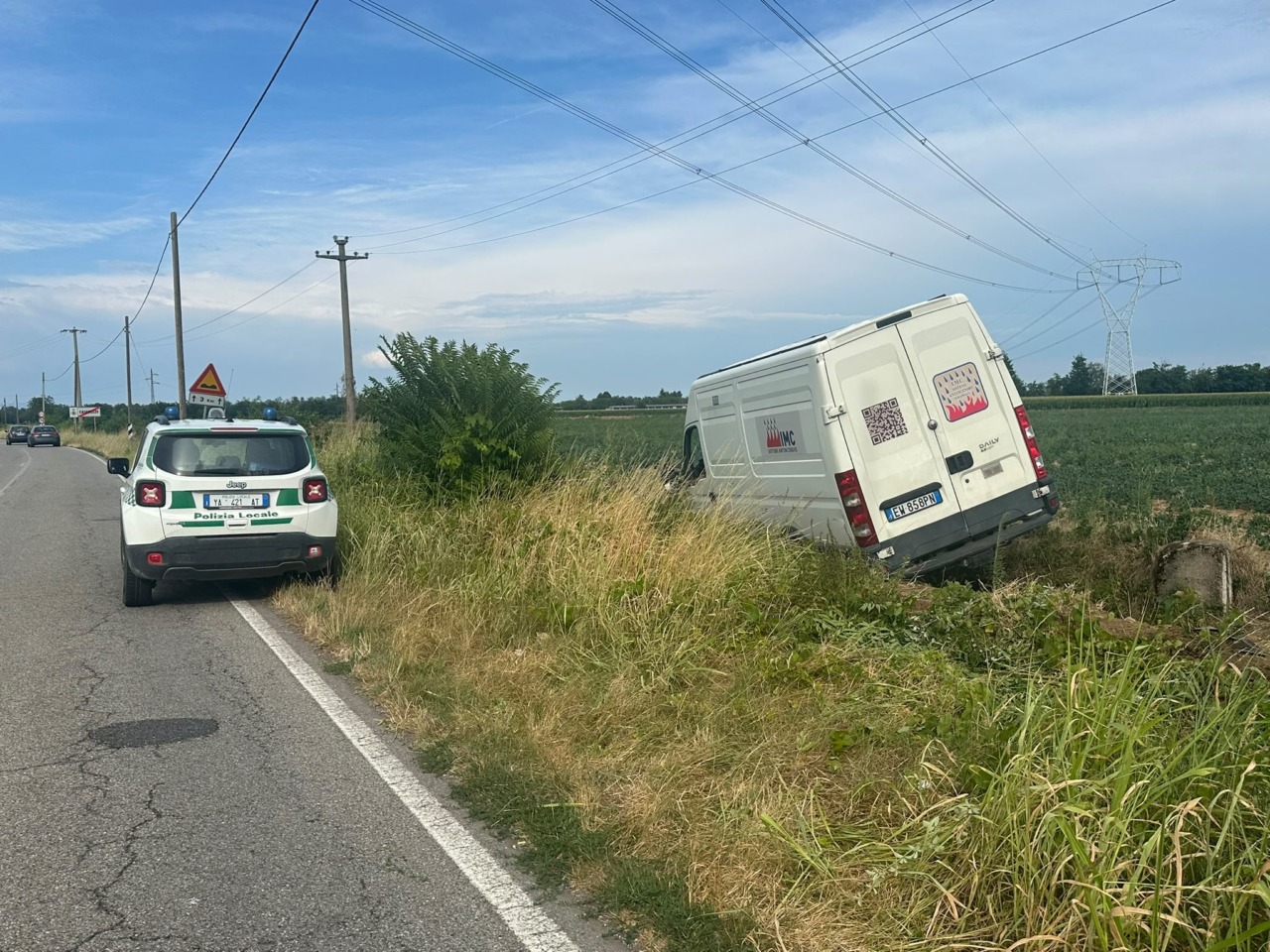 Incidente tra moto e furgone: centauro trasportato in ospedale