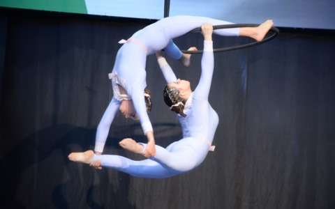 Rebecca e Chiara, campionesse nazionali di danza aerea dalla Lombardia