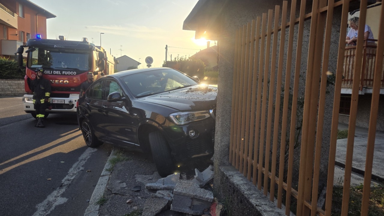 Suv si schianta contro recinzione, conducente illeso