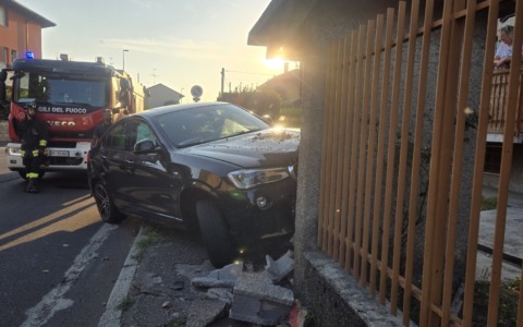 Suv si schianta contro recinzione, conducente illeso