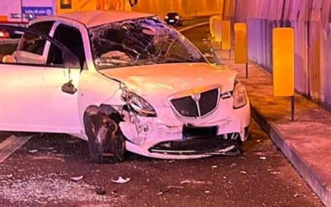 Tre giovani feriti in un incidente stradale
